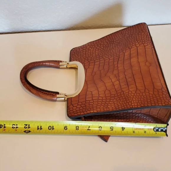 Brown faux crocodile leather purse with handles adjustable strap. - Picture 8 of 10
